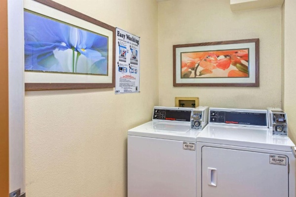 La Quinta Inn & Suites by Wyndham Milwaukee Airport / Oak Creek image 16