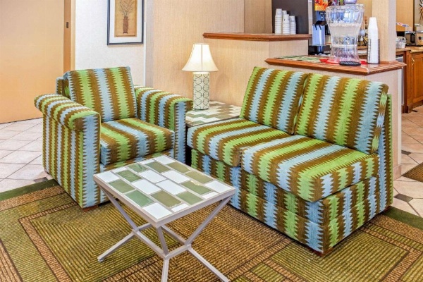 La Quinta Inn & Suites by Wyndham Milwaukee Airport / Oak Creek image 18