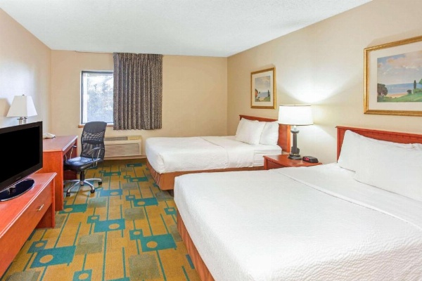 La Quinta Inn & Suites by Wyndham Milwaukee Airport / Oak Creek image 19