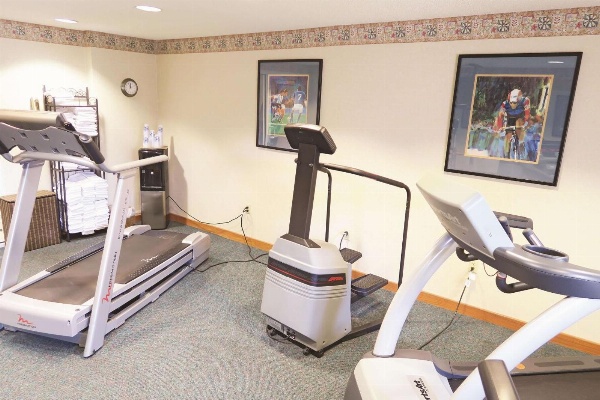 La Quinta Inn & Suites by Wyndham Milwaukee Airport / Oak Creek image 5