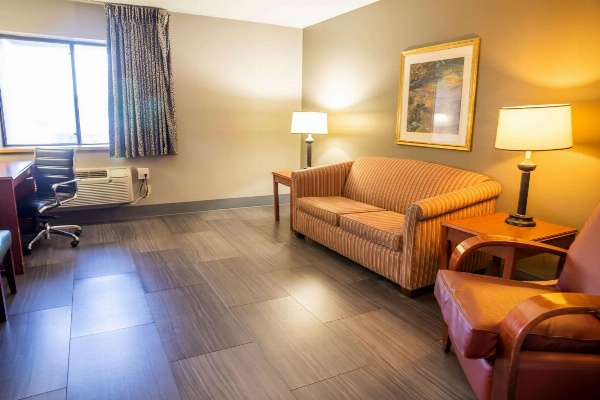 La Quinta Inn & Suites by Wyndham Milwaukee Airport / Oak Creek image 6