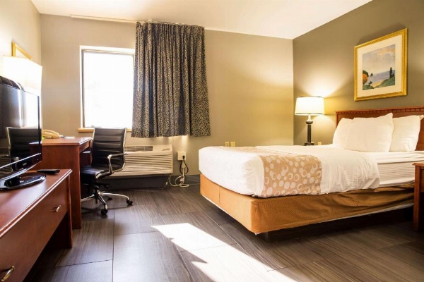 La Quinta Inn & Suites by Wyndham Milwaukee Airport / Oak Creek image 8