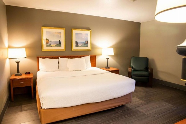 La Quinta Inn & Suites by Wyndham Milwaukee Airport / Oak Creek image 9